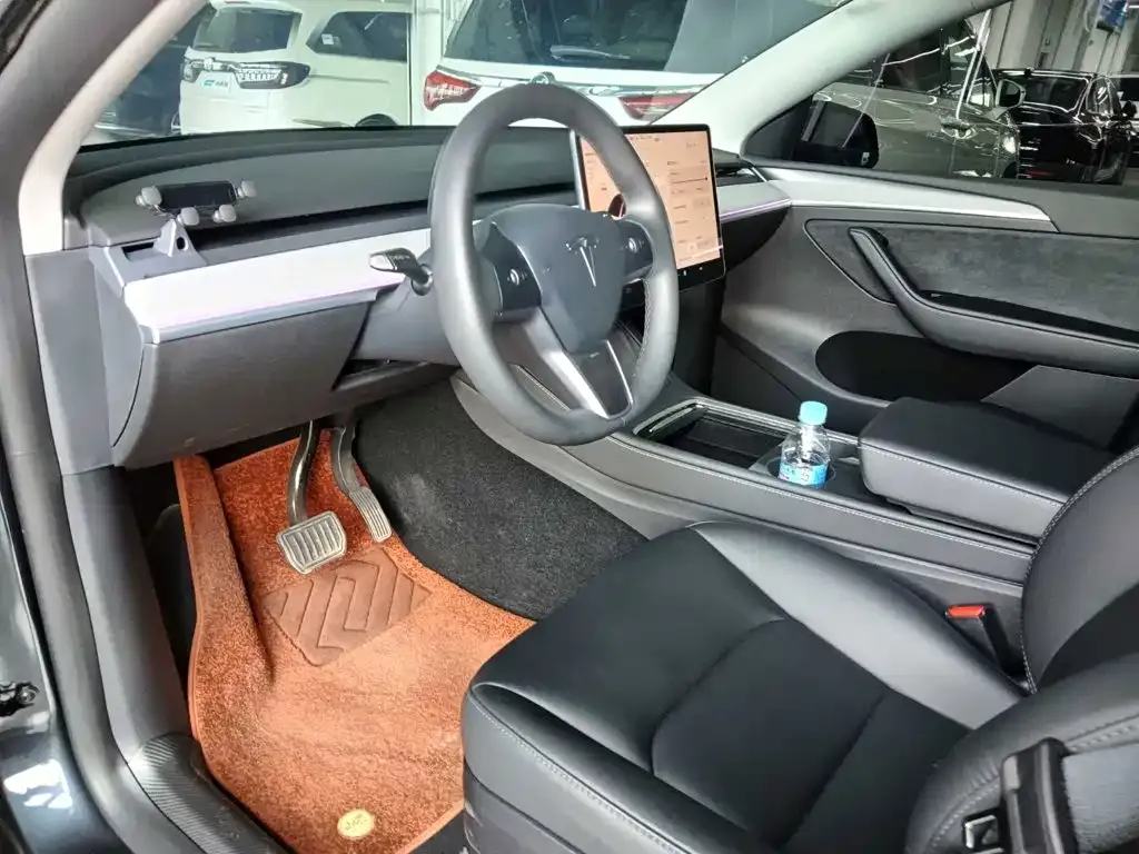 Tesla Model Y — фото 10
