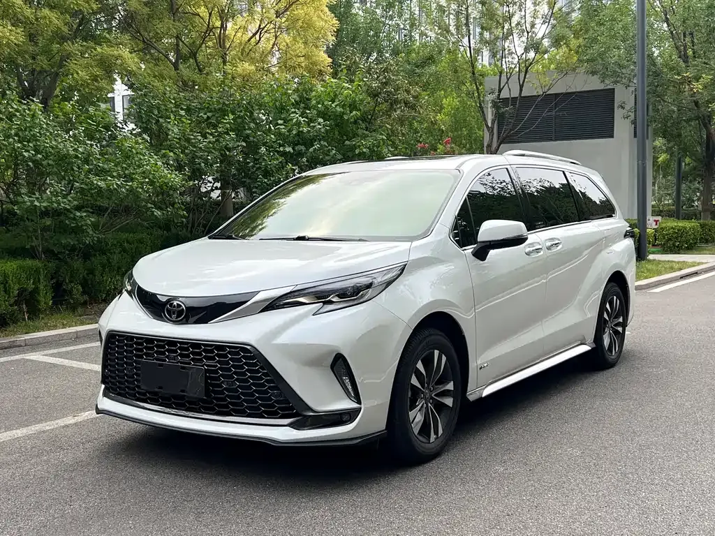 Toyota Granvia — фото 1