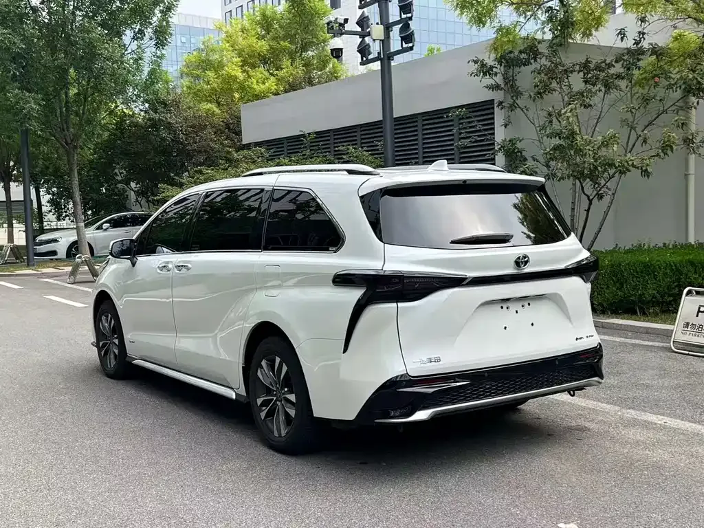Toyota Granvia — фото 10