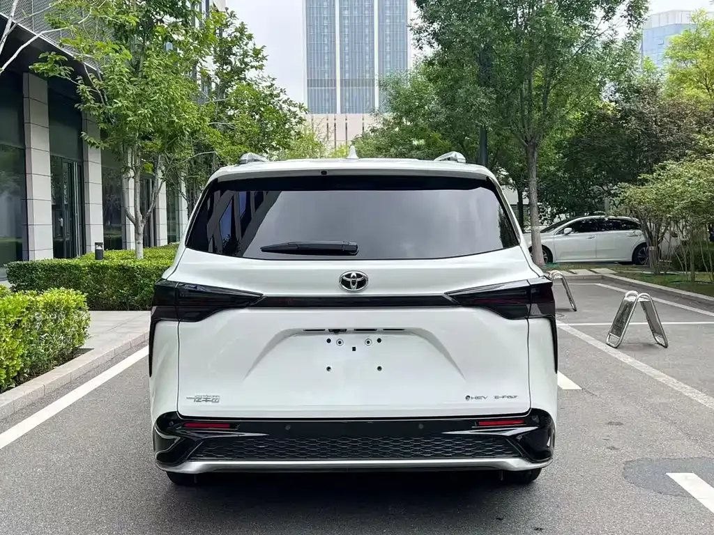 Toyota Granvia — фото 8