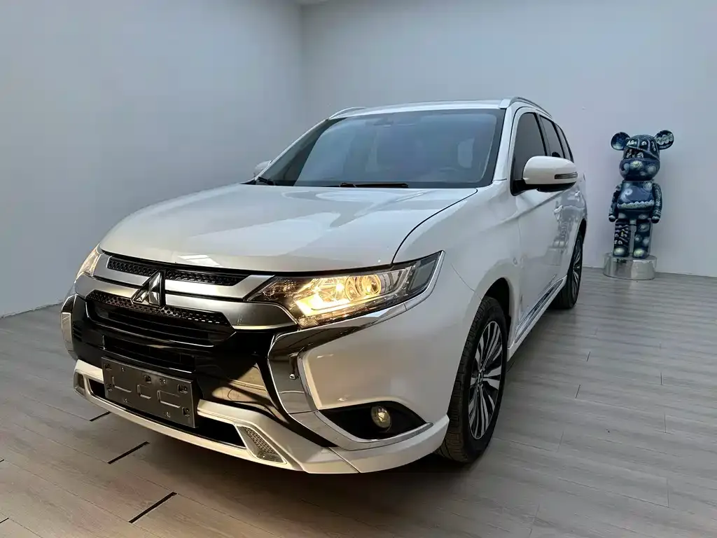 Mitsubishi Outlander — фото 1