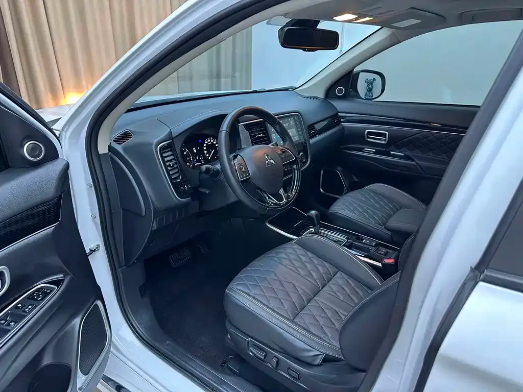 Mitsubishi Outlander — фото 7