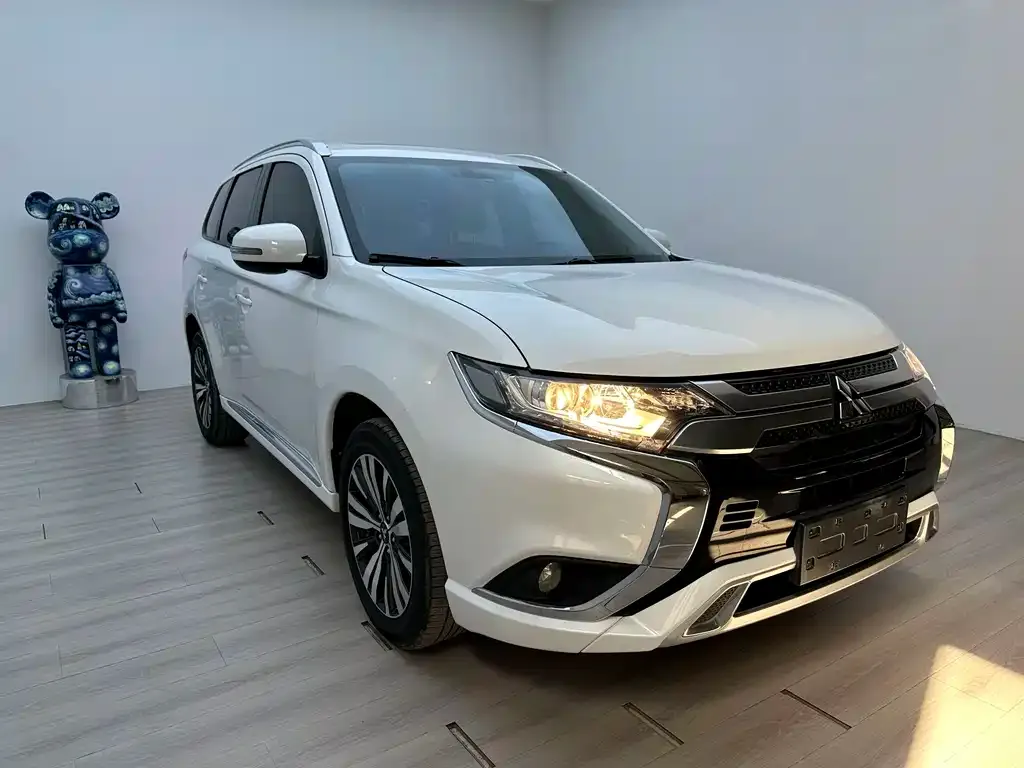 Mitsubishi Outlander — фото 9