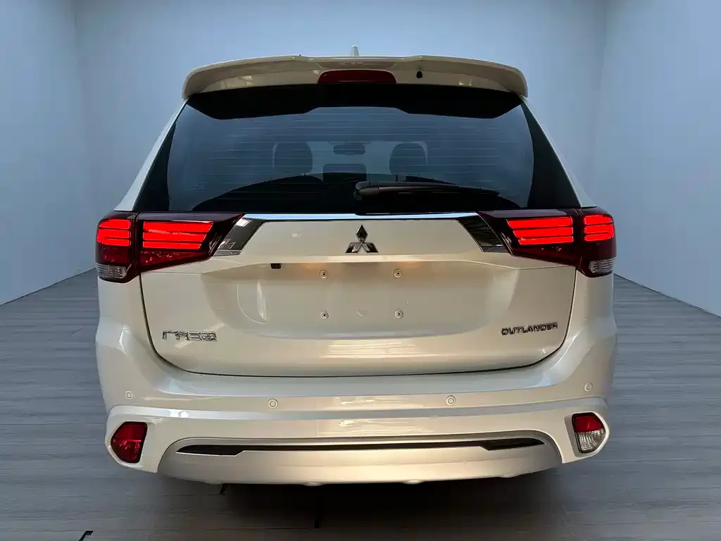 Mitsubishi Outlander — фото 4