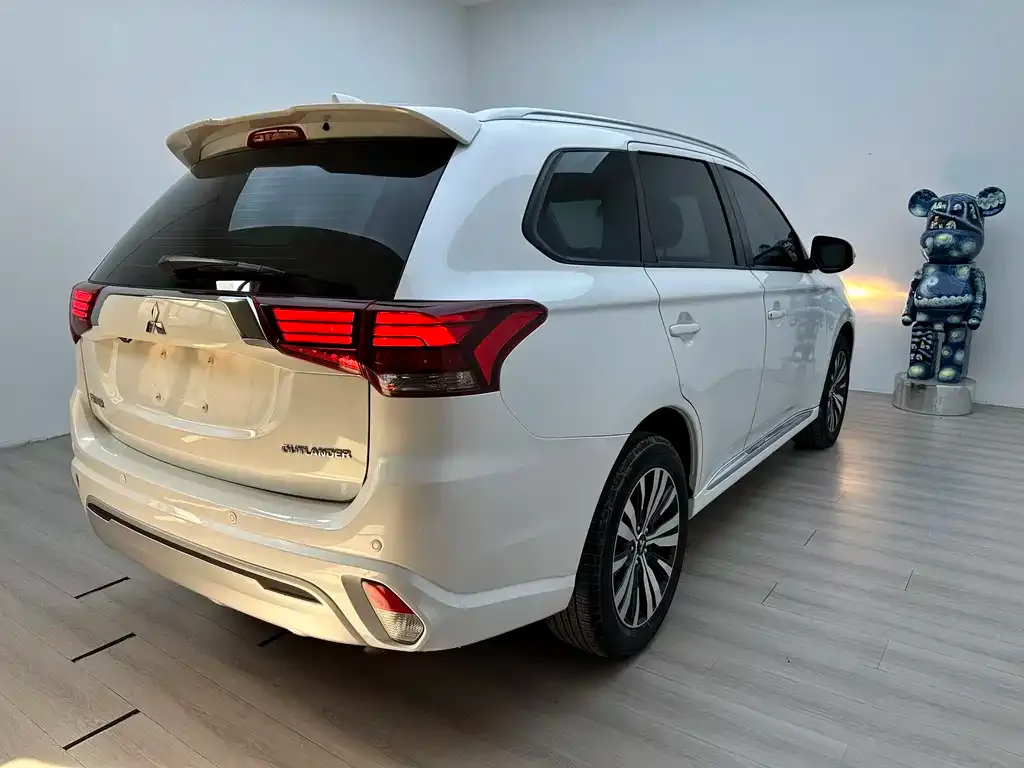 Mitsubishi Outlander — фото 5