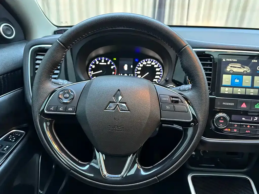 Mitsubishi Outlander — фото 8