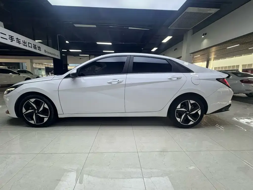 Hyundai Elantra — фото 5