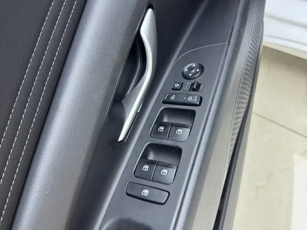 Hyundai Elantra — фото 4