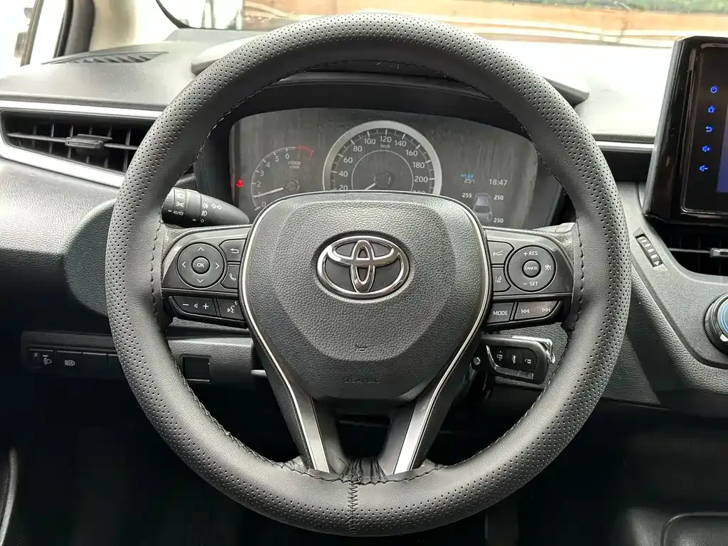 Toyota Corolla — фото 7