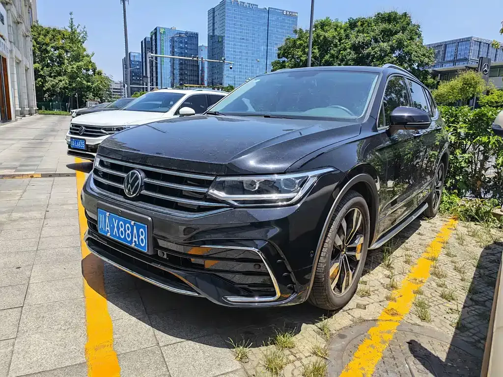 Volkswagen Tiguan L — фото 1