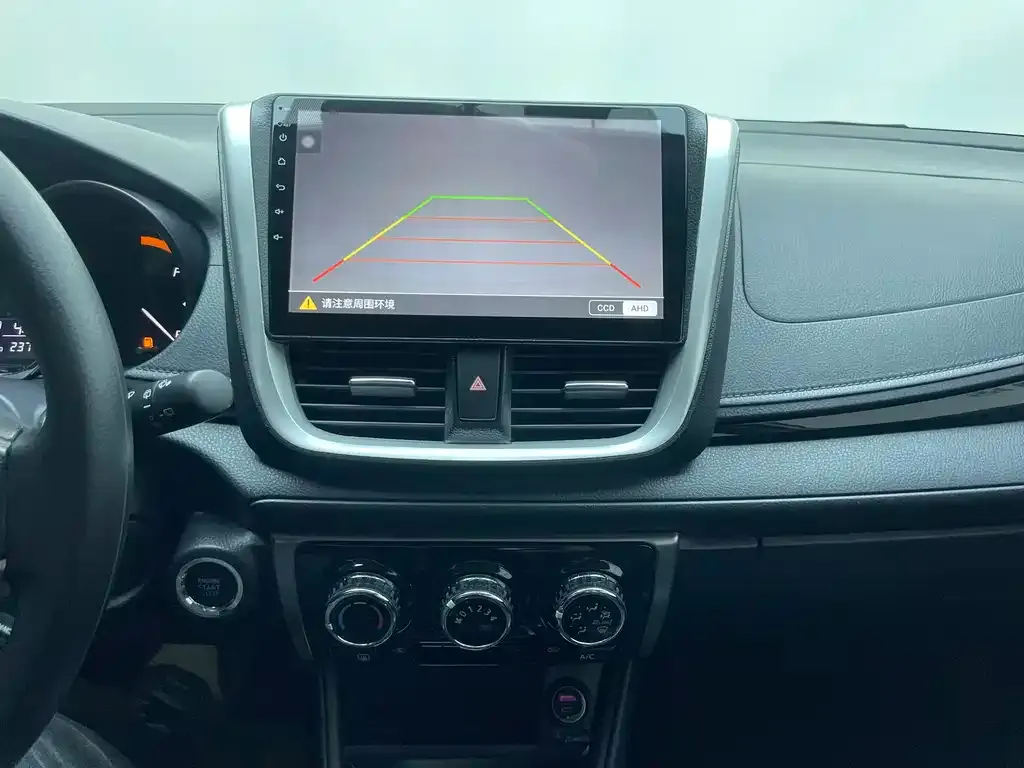 Toyota Yaris L — фото 7