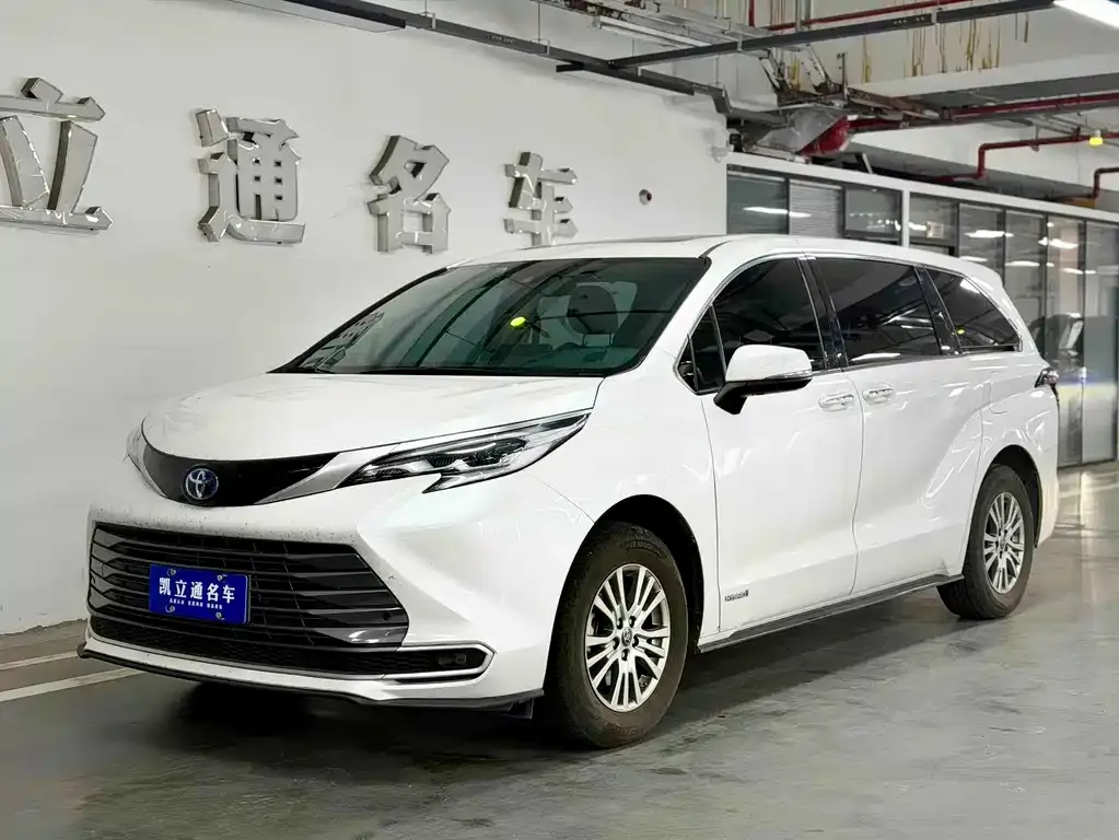Toyota Sienna — фото 1