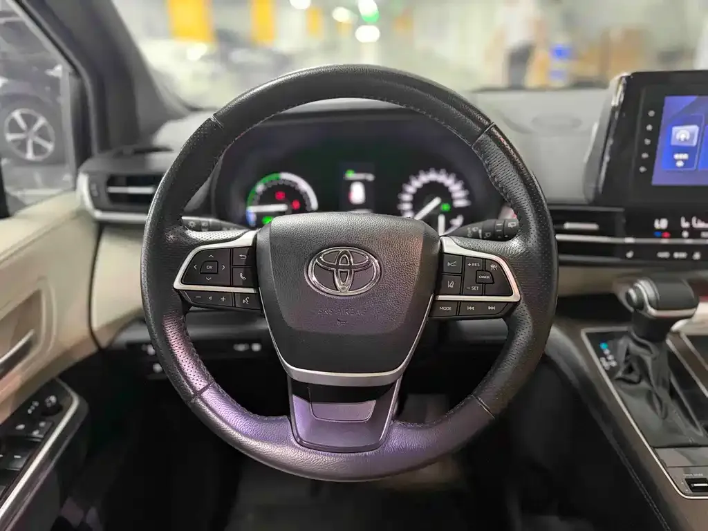 Toyota Sienna — фото 7