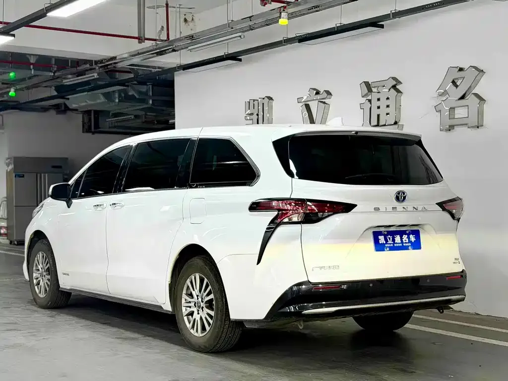 Toyota Sienna — фото 3