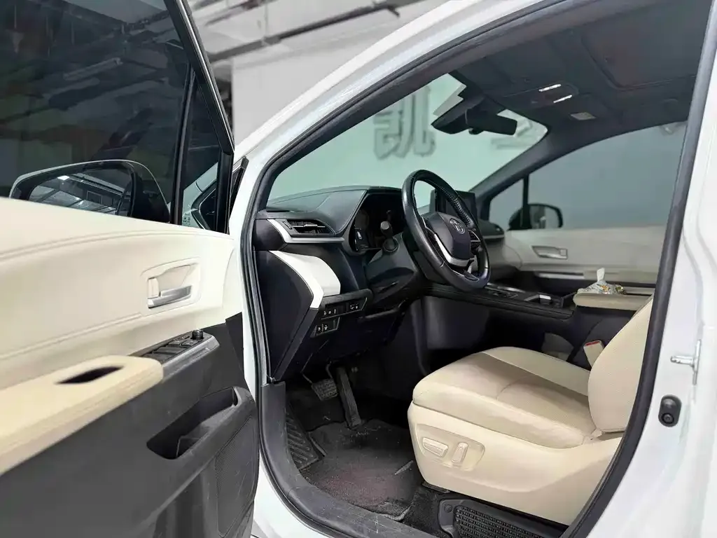 Toyota Sienna — фото 4