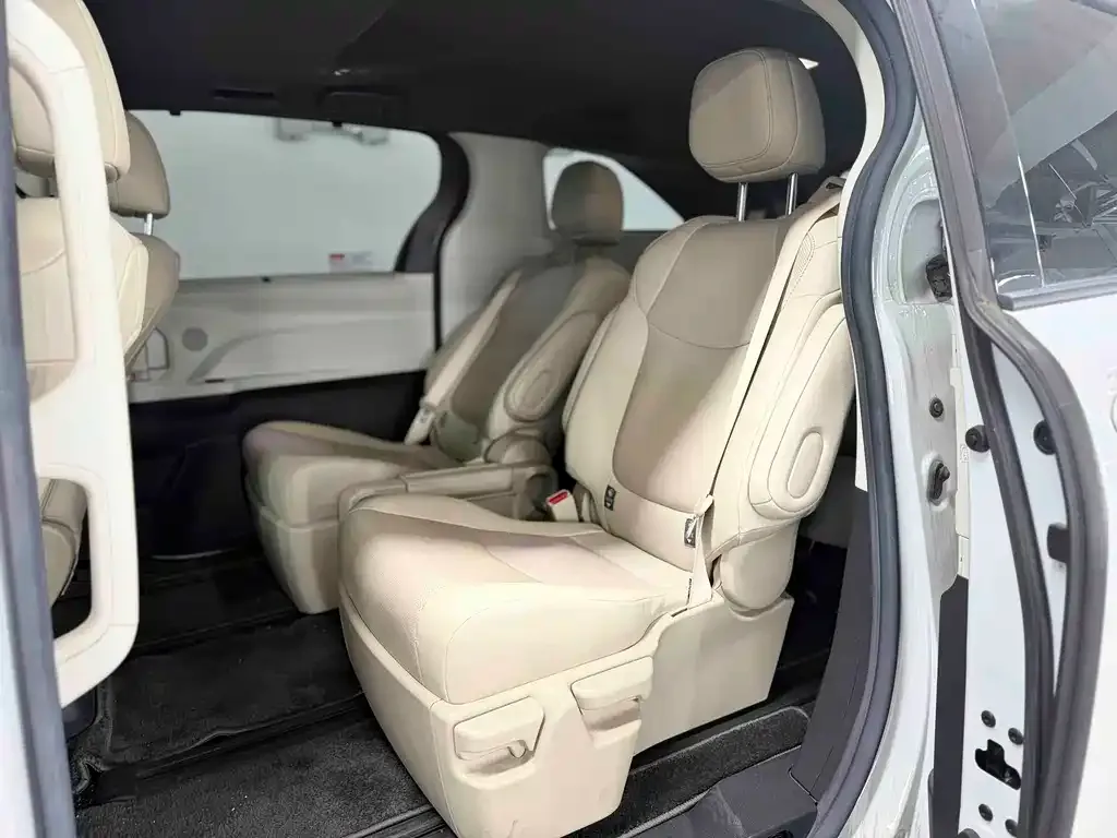 Toyota Sienna — фото 2