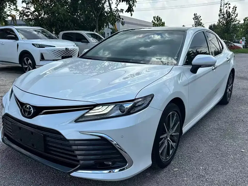 Toyota Camry — фото 1