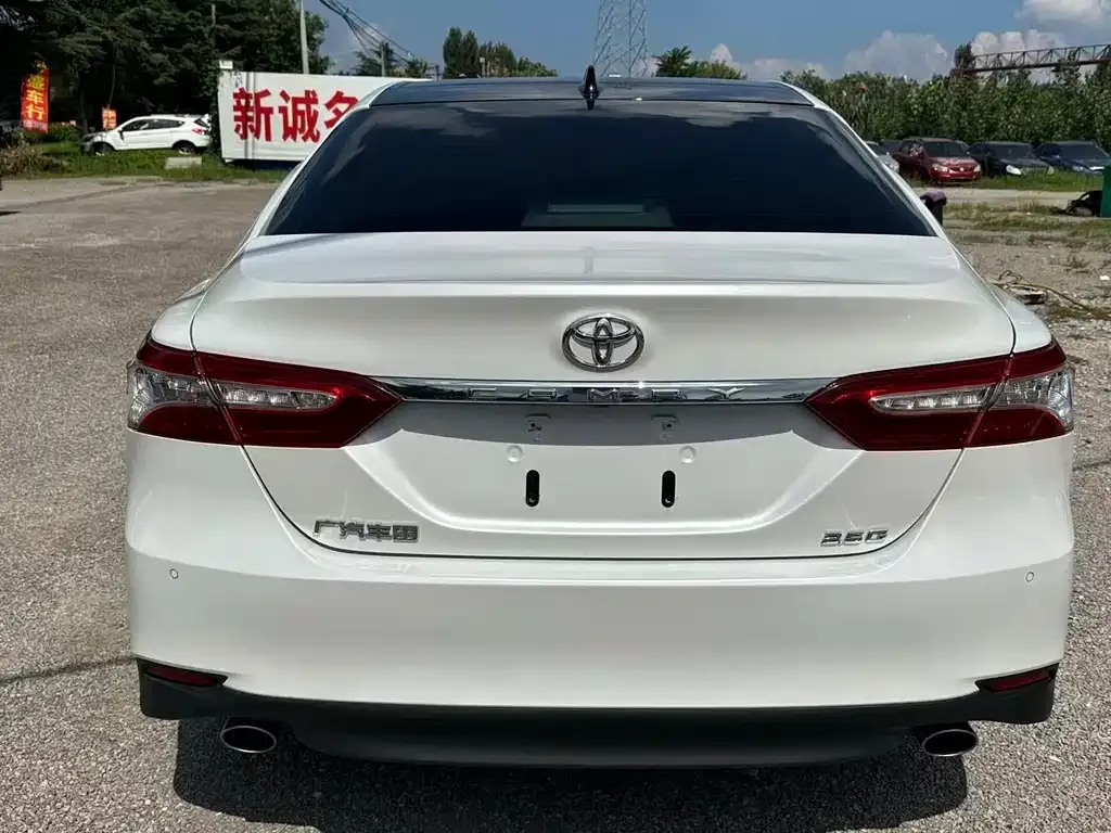 Toyota Camry — фото 2