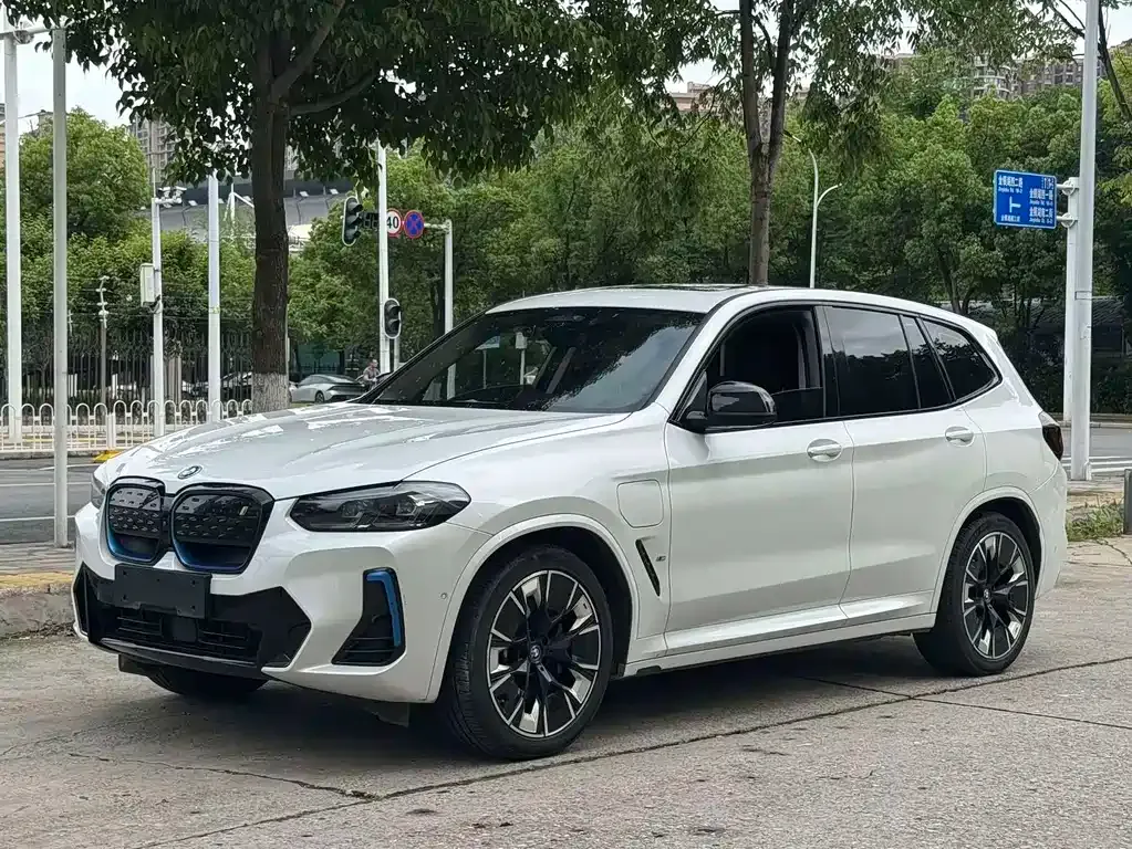 BMW iX3 — фото 1