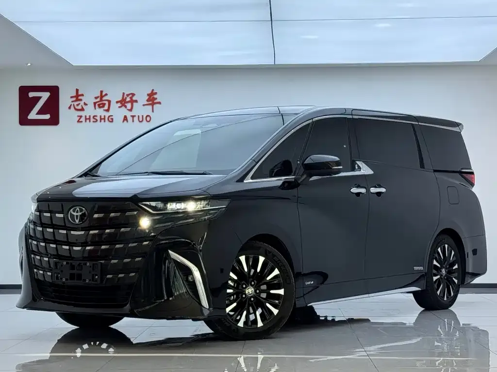 Toyota Alphard — фото 1