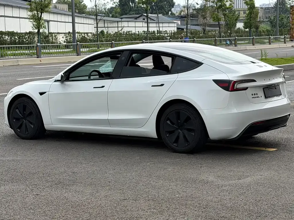 Tesla Model 3 — фото 10