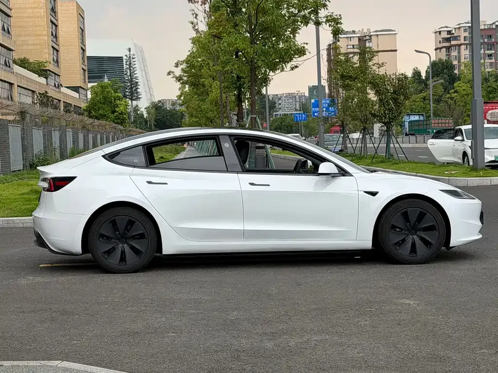 Tesla Model 3 — фото 7