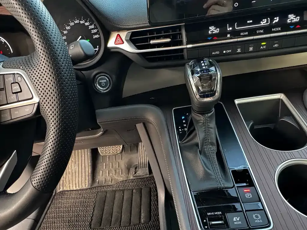 Toyota Granvia — фото 2