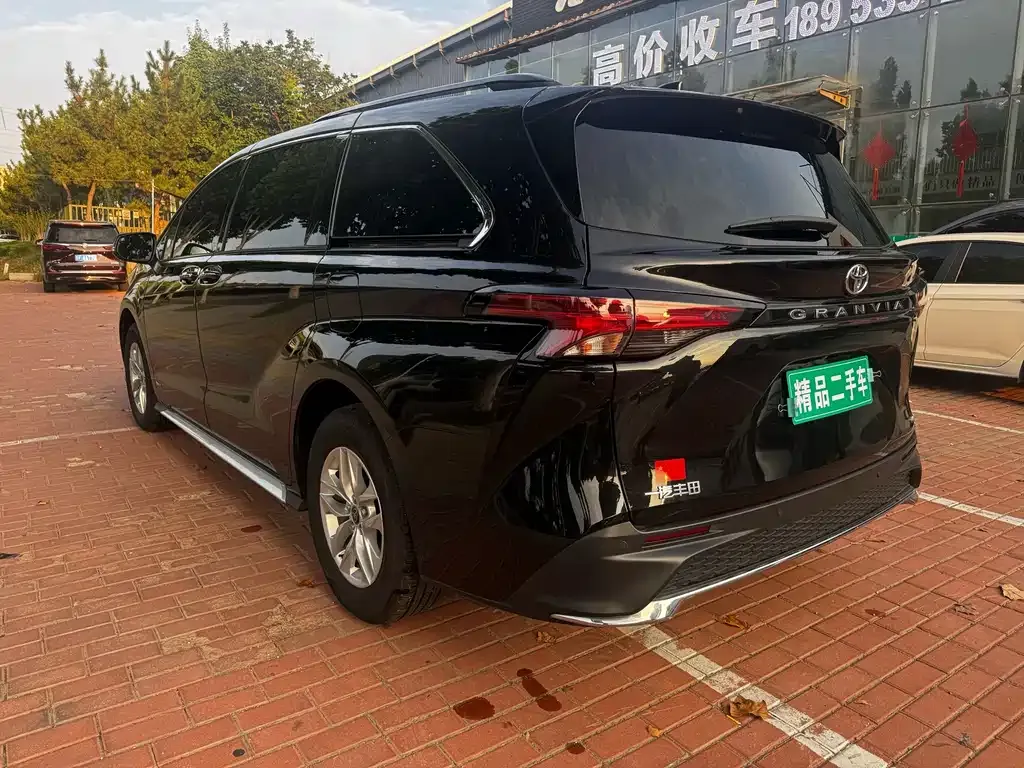 Toyota Granvia — фото 10