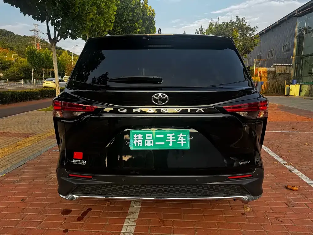 Toyota Granvia — фото 7
