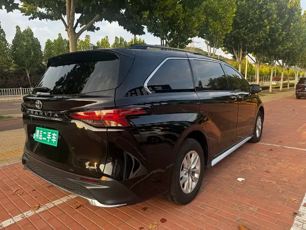 Toyota Granvia — фото 6