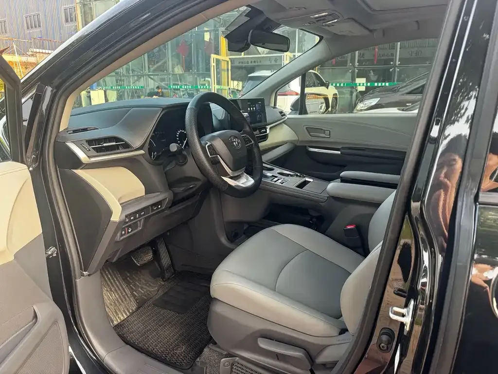 Toyota Granvia — фото 8