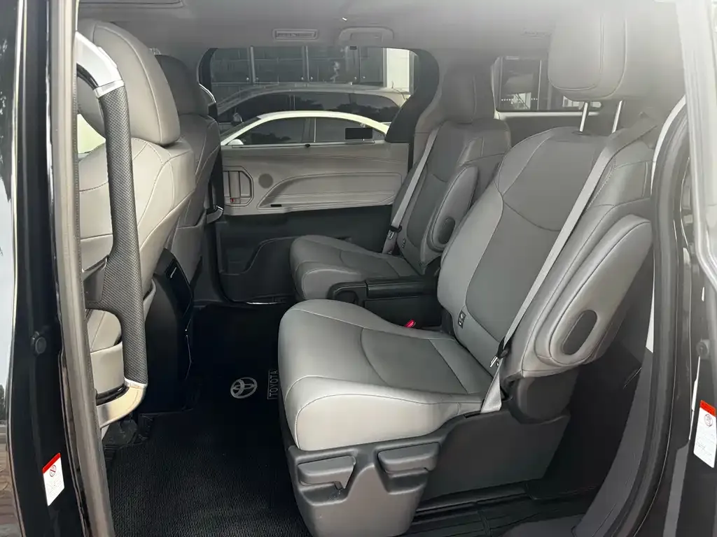 Toyota Granvia — фото 3