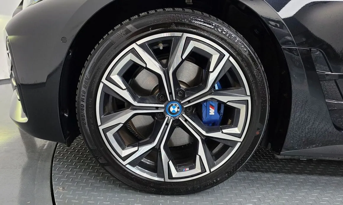 BMW i4 — фото 10