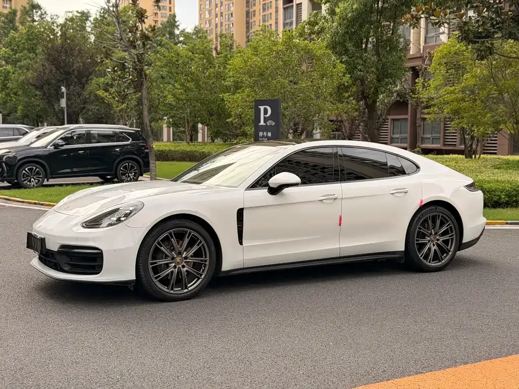 Porsche Panamera — фото 1