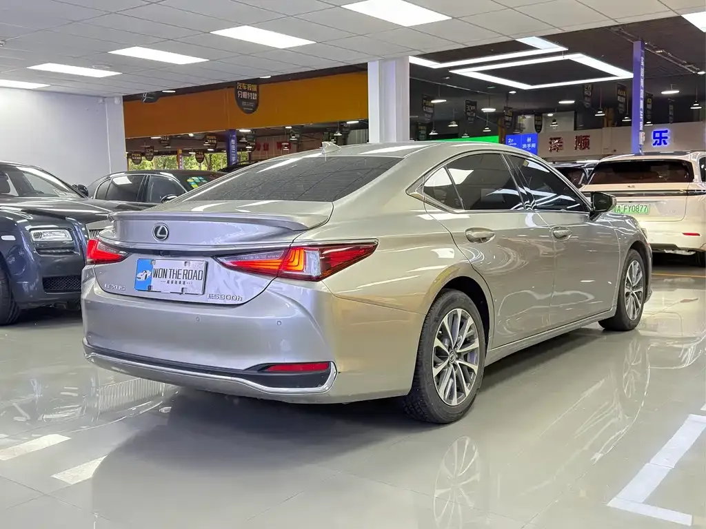 Lexus ES — фото 5