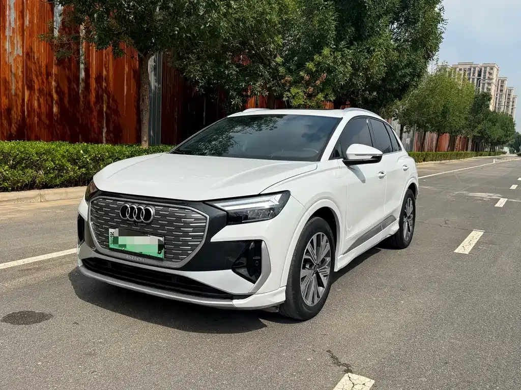 Audi Q4 e-tron — фото 1