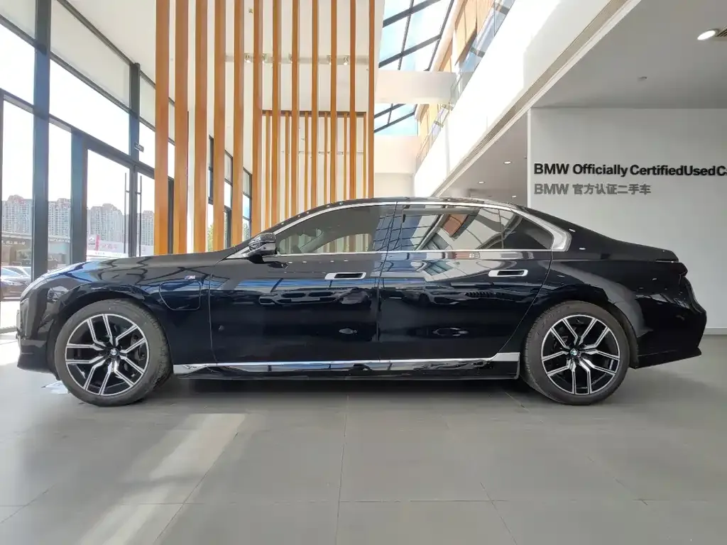 BMW i7 — фото 10