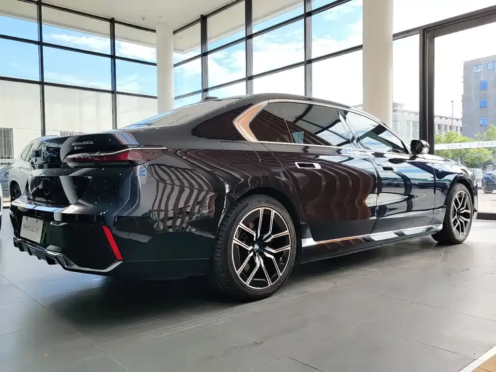 BMW i7 — фото 3