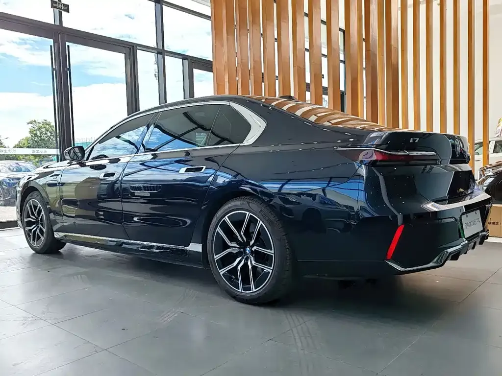 BMW i7 — фото 8