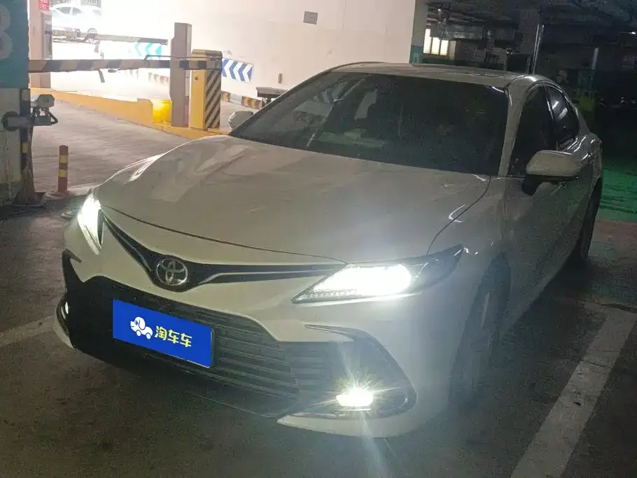 Toyota Camry — фото 1
