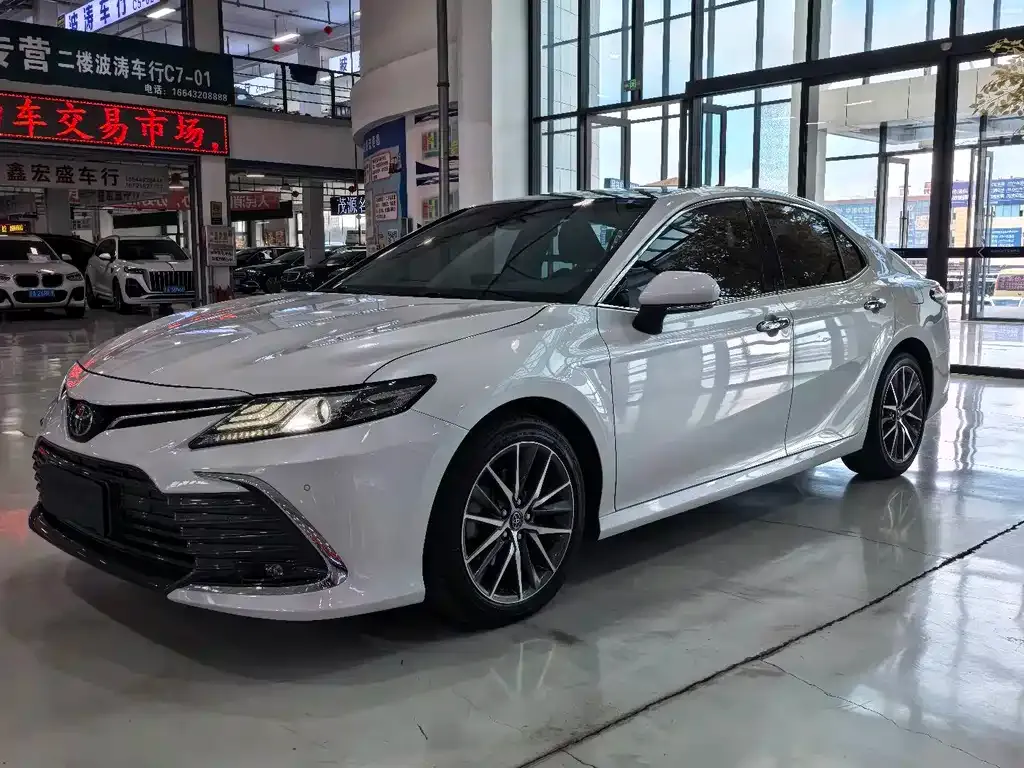 Toyota Camry — фото 1