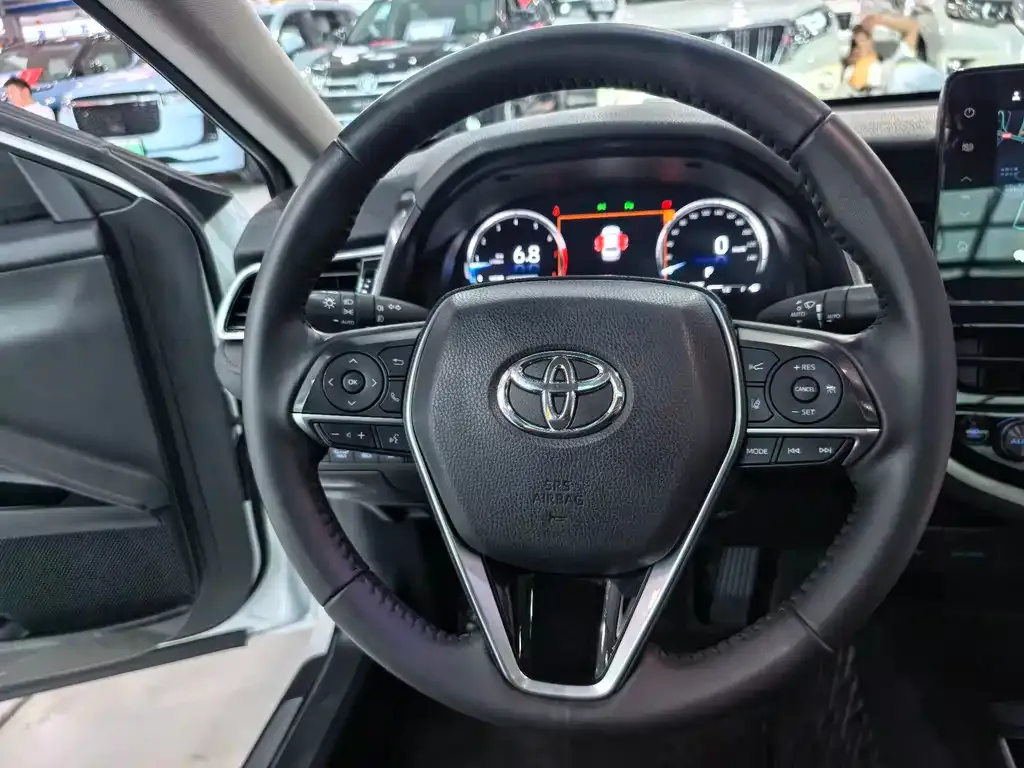 Toyota Camry — фото 2