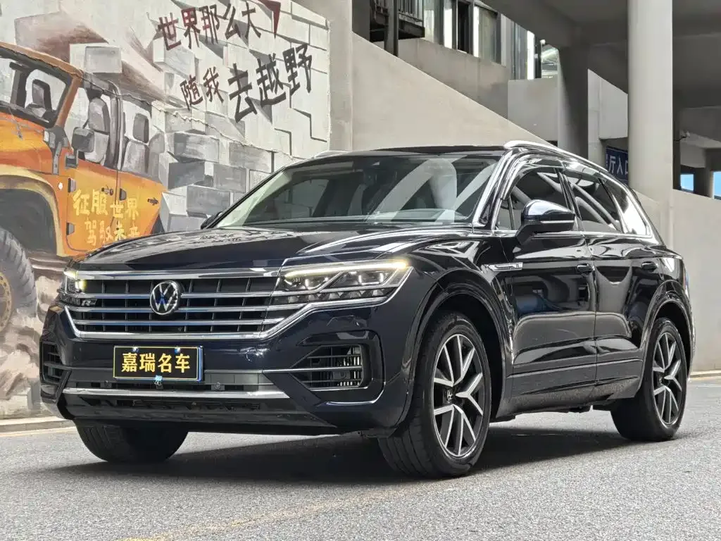 Volkswagen Touareg — фото 1