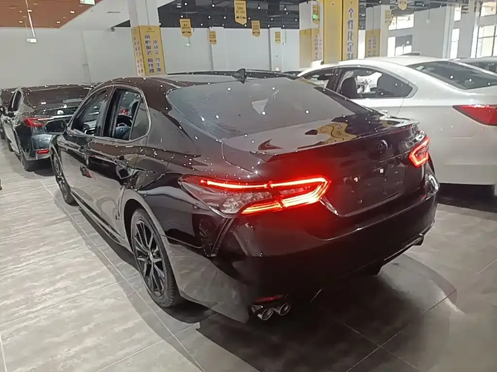 Toyota Camry — фото 5