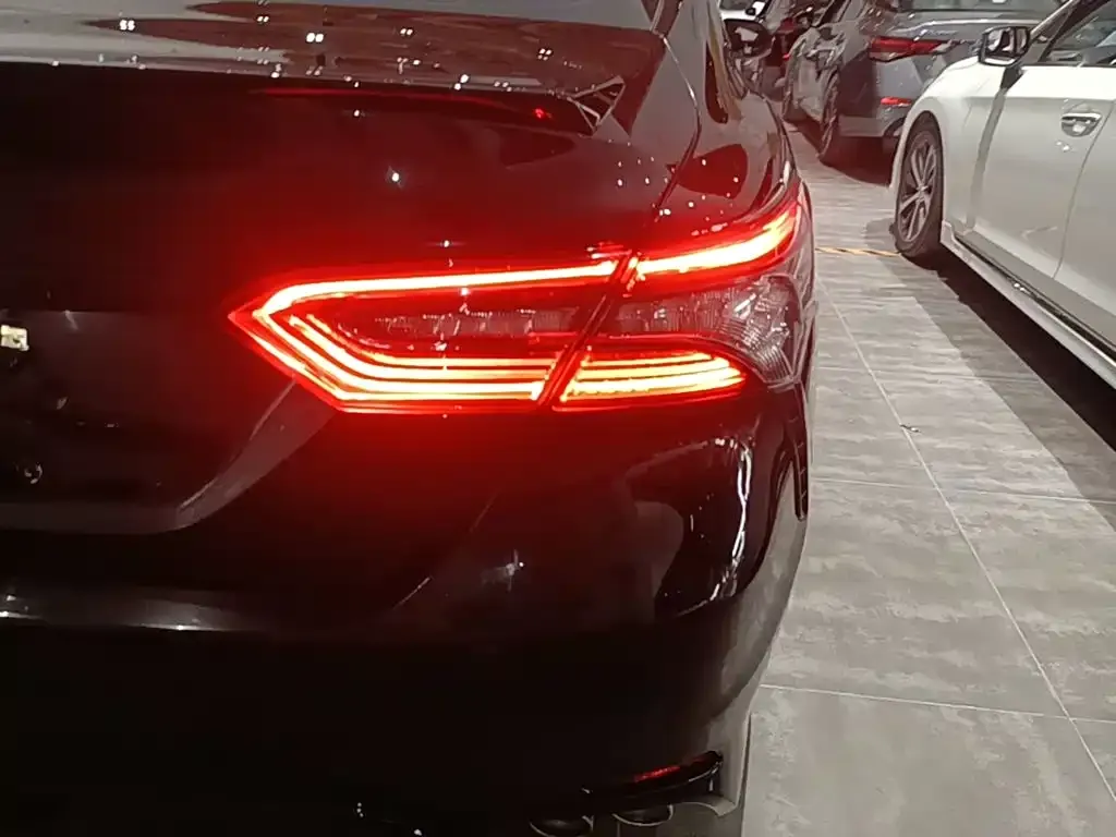 Toyota Camry — фото 7