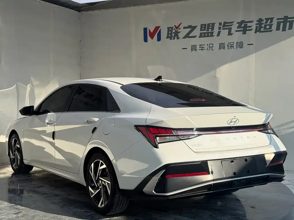 Hyundai Elantra — фото 3