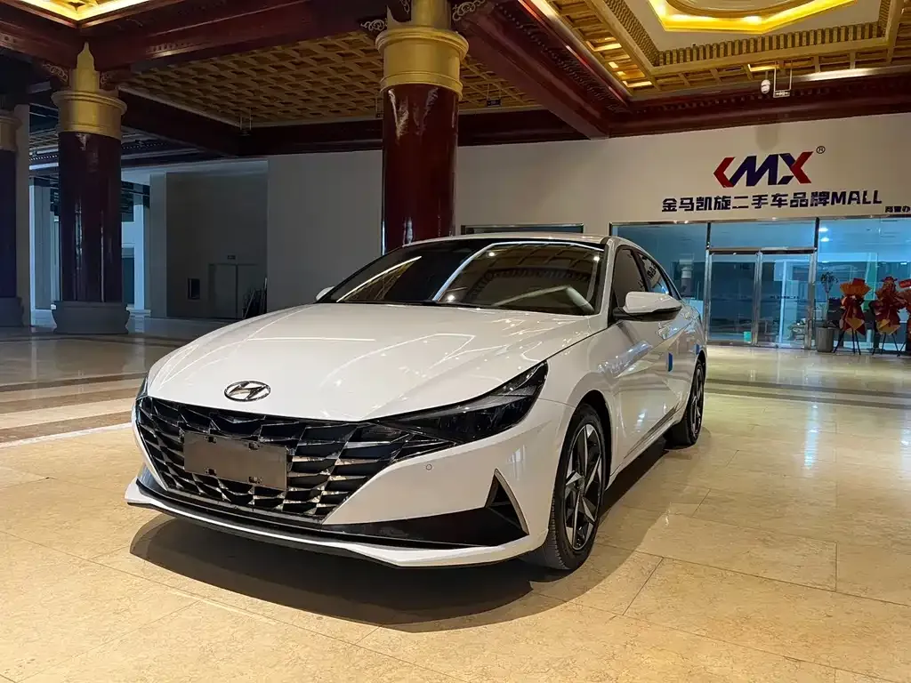 Hyundai Elantra — фото 1