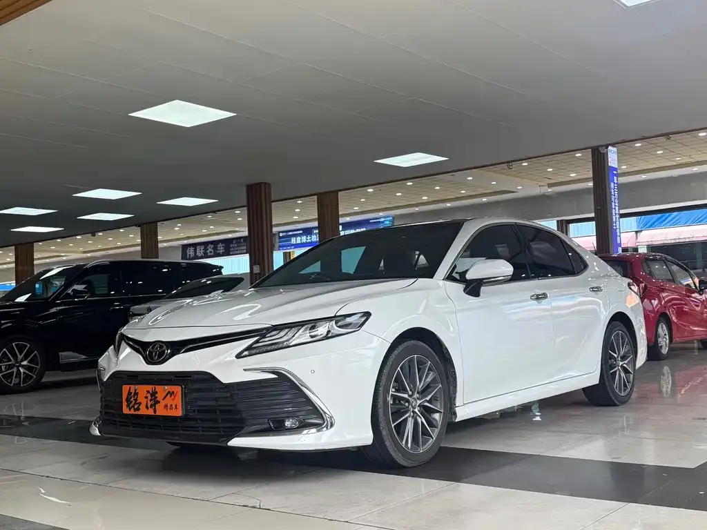 Toyota Camry — фото 1