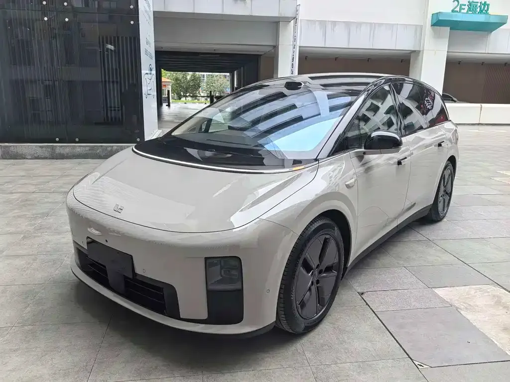 Li Auto i8 — фото 1
