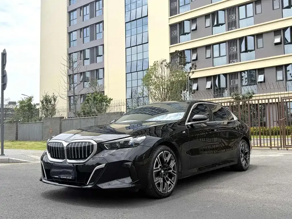 BMW 5 Series — фото 1